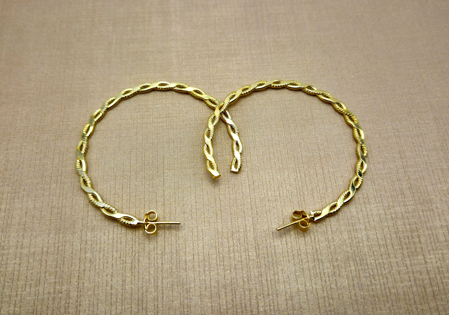 Argola folheada a ouro– Brilho Clássico com Toque Moderno