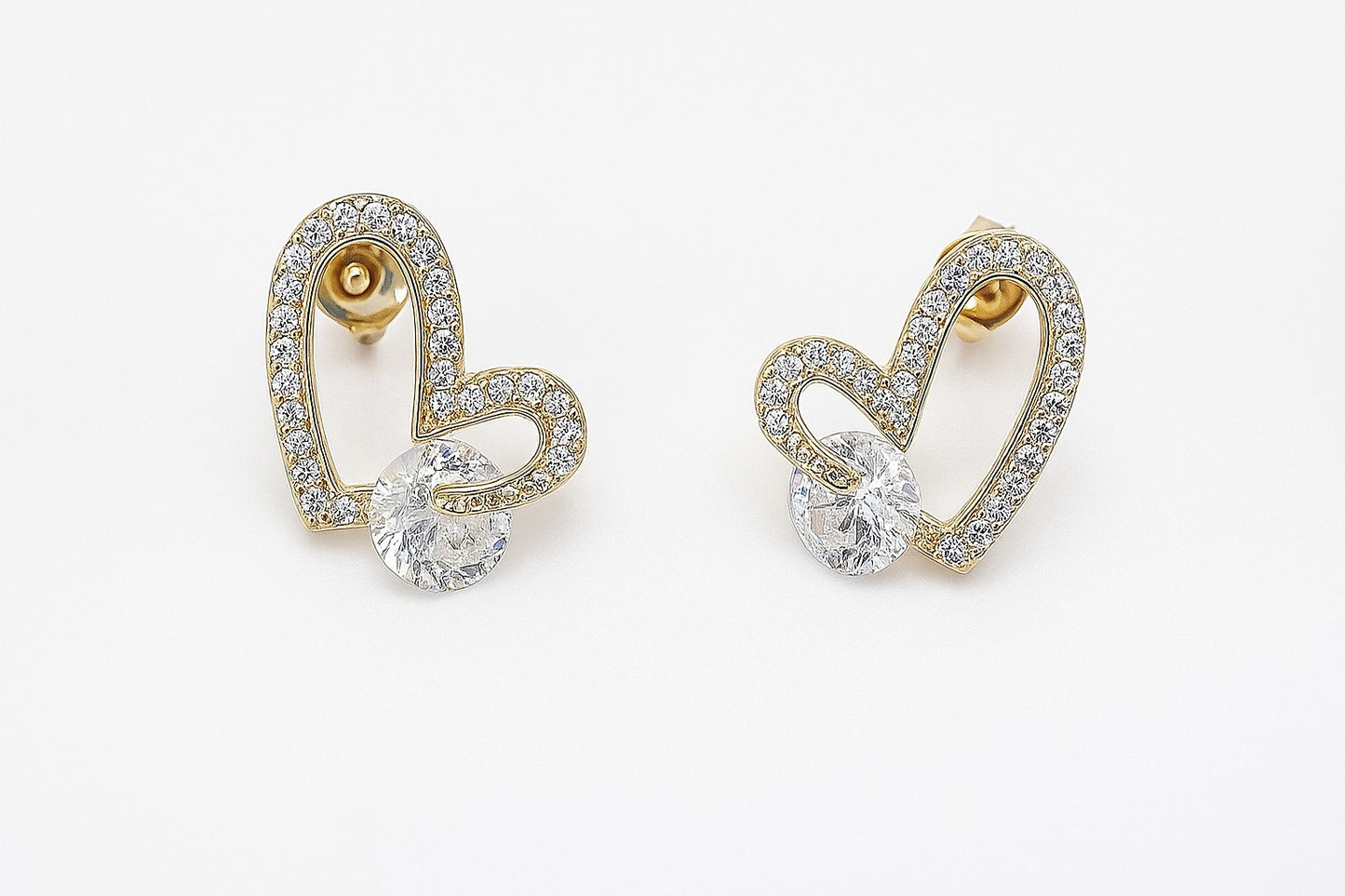 Brinco Folhado a Ouro 18K com Zircônias coração de amor