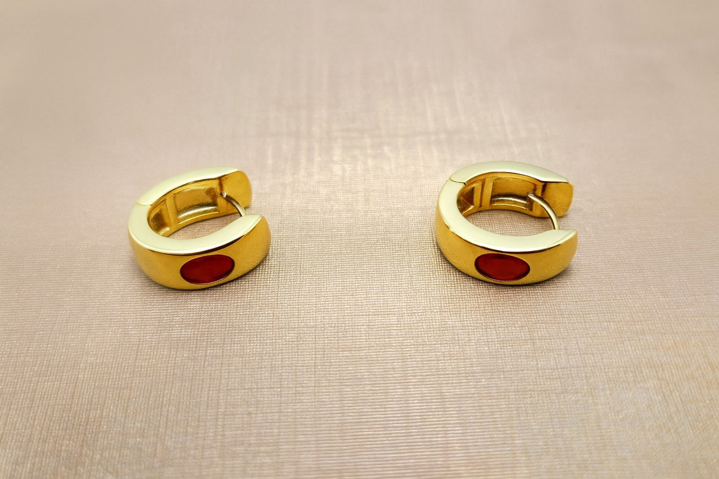 Argola Folheada a Ouro com Pedra Vermelha Oval – Elegância Clássica