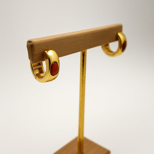 Argola Folheada a Ouro com Pedra Vermelha Oval – Elegância Clássica