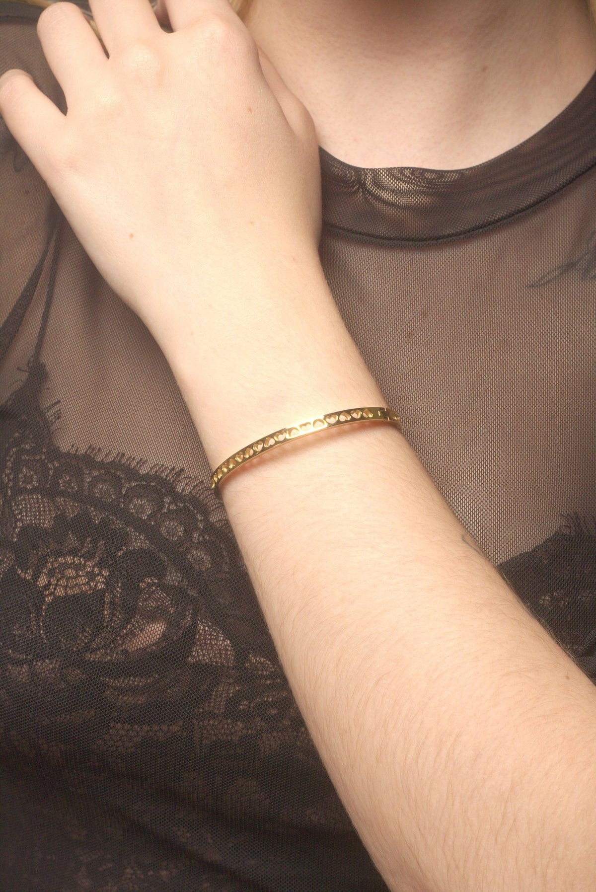 Bracelete Coração Vazado Folheado a Ouro 18K