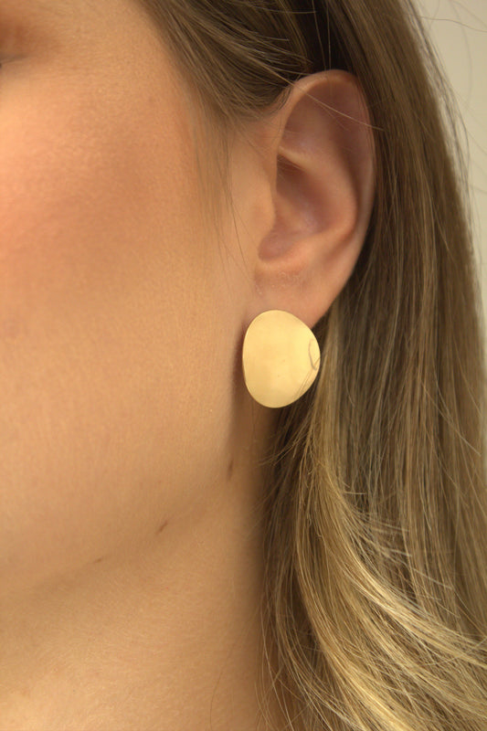Brinco Redondo Liso Folheado a Ouro – Design Minimalista