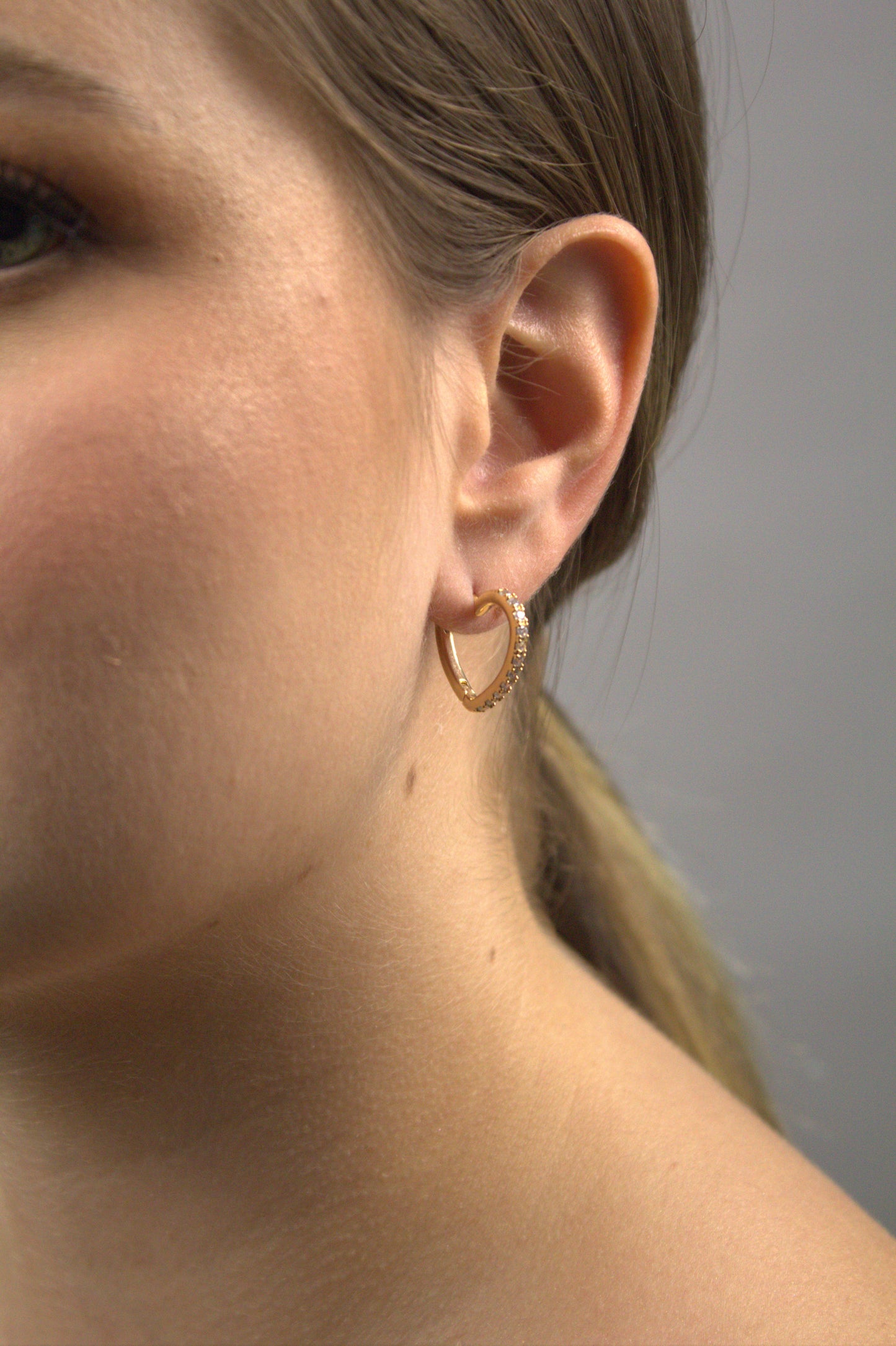 Brinco Folheado a Ouro 18k Coração com Zircônia