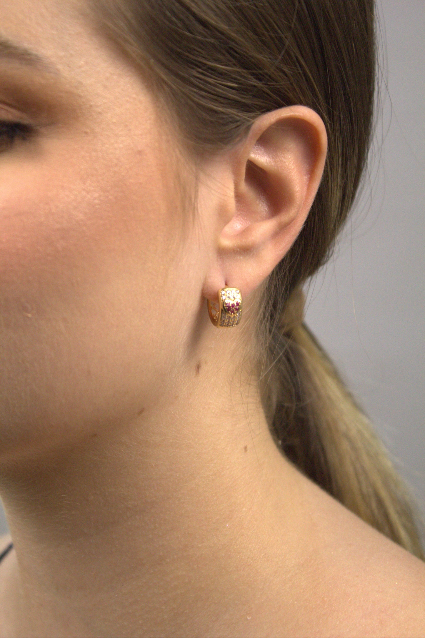 Argola Folheada a Ouro 18K com Zircônias e Detalhe em Coração