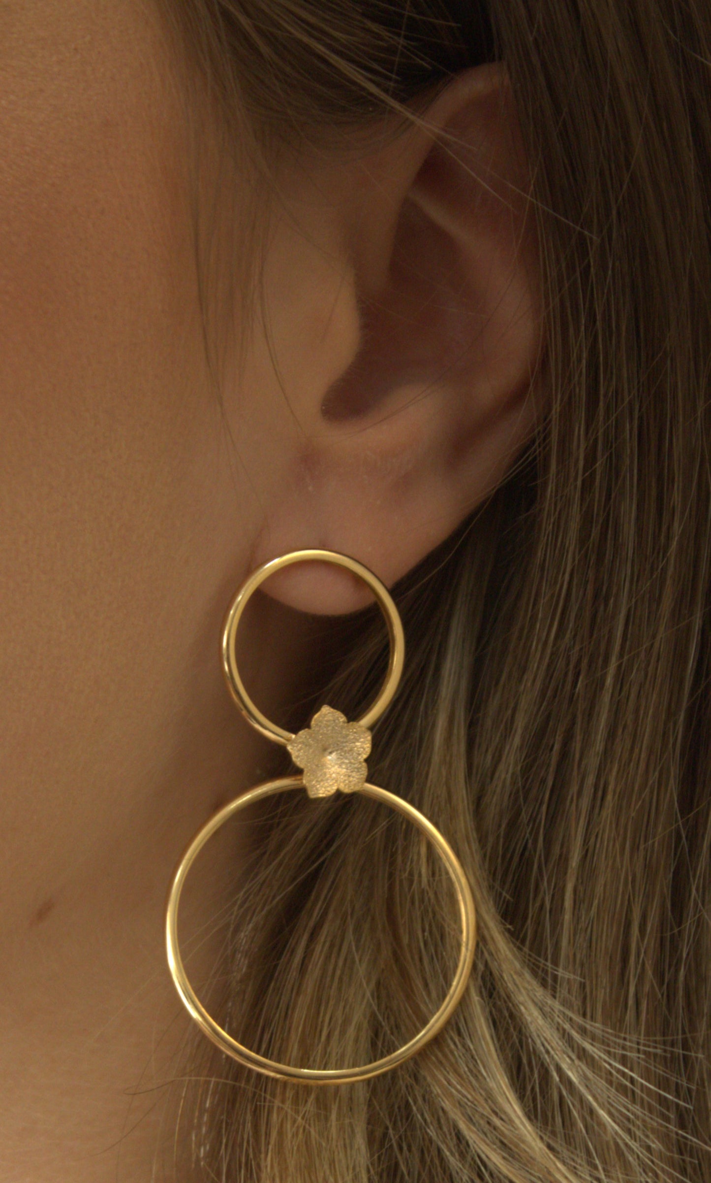 Brinco argolas duplas a ouro 18k com folha