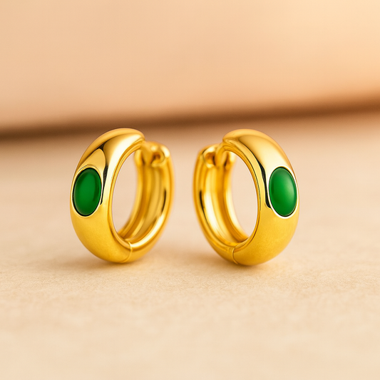 Argola Folheada a Ouro  com Pedra Verde Oval – Elegância Clássica