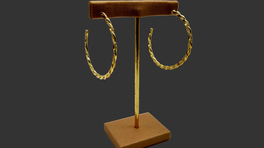 Argola folheada a ouro– Brilho Clássico com Toque Moderno