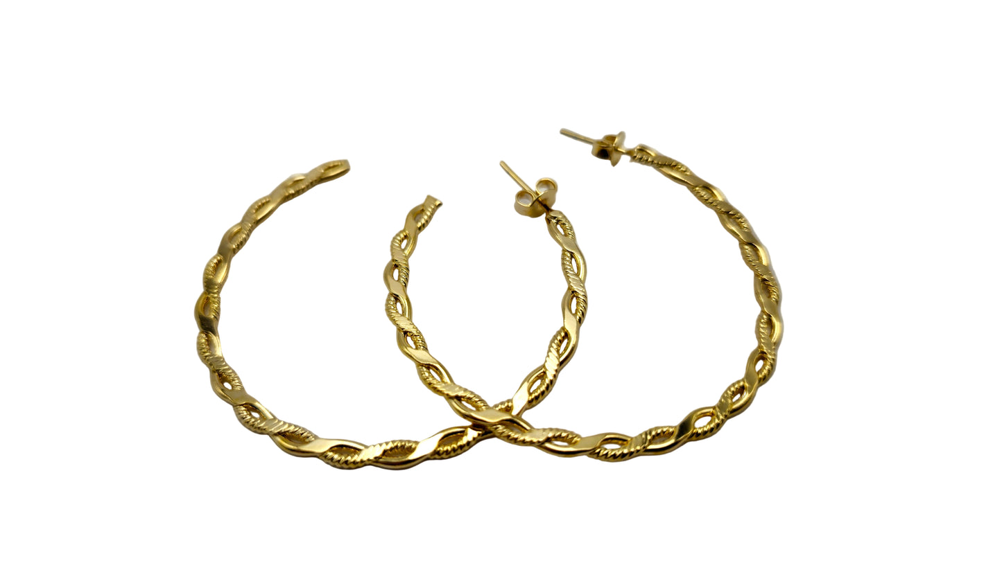 Argola folheada a ouro– Brilho Clássico com Toque Moderno