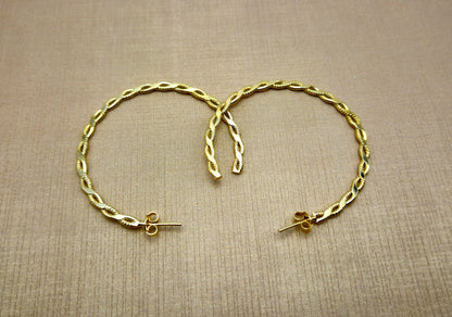 Argola folheada a ouro– Brilho Clássico com Toque Moderno