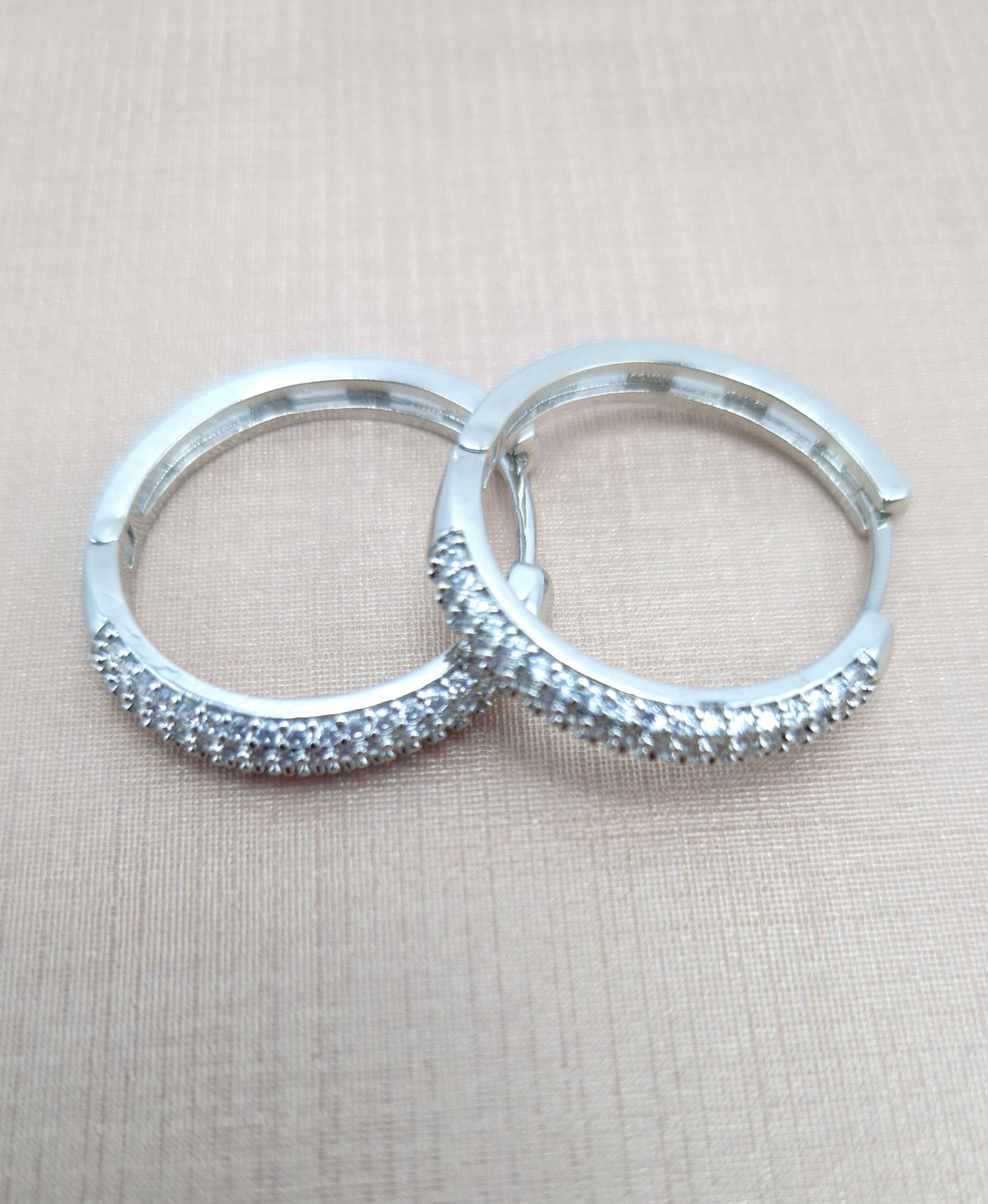 Brinco Argola Prateada Cravejada com Zircônias