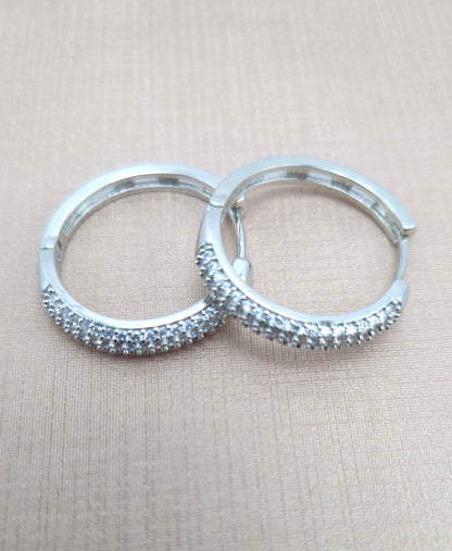 Brinco Argola Prateada Cravejada com Zircônias