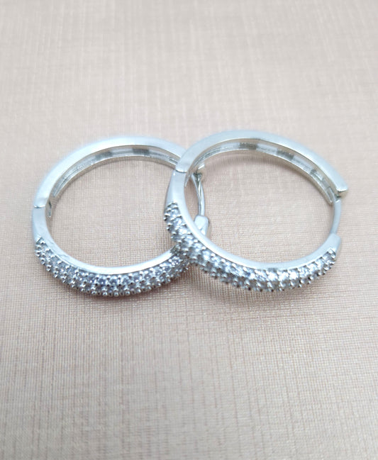 Brinco Argola Prateada Cravejada com Zircônias