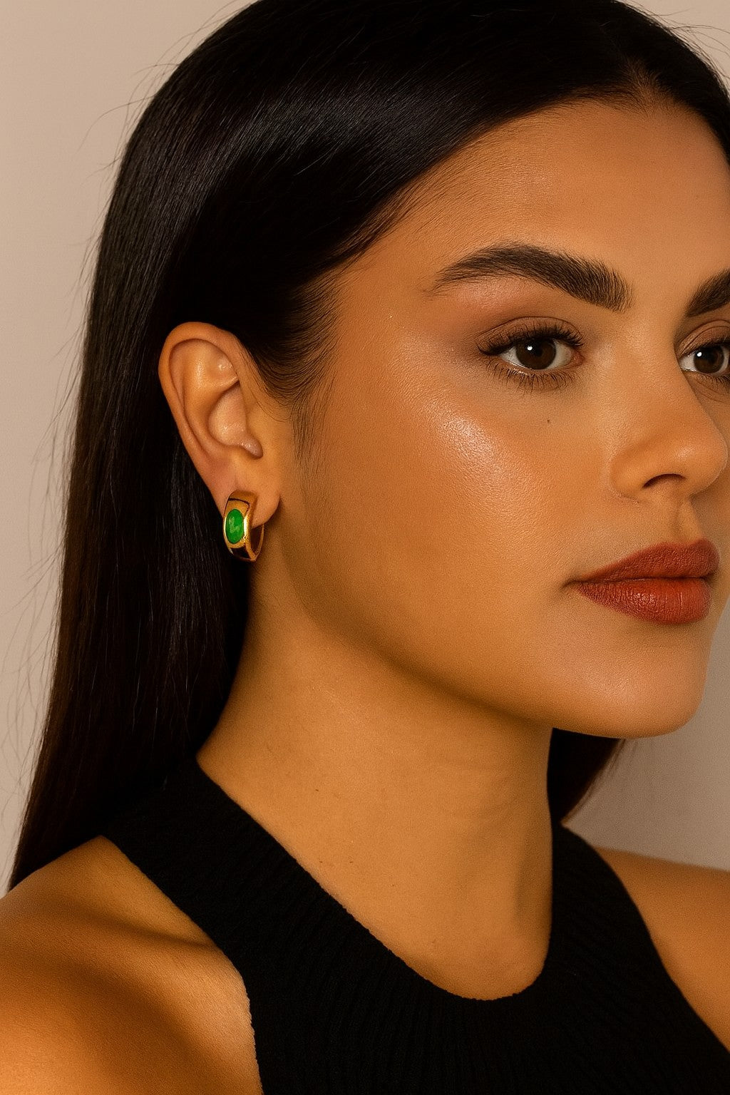 Argola Folheada a Ouro  com Pedra Verde Oval – Elegância Clássica