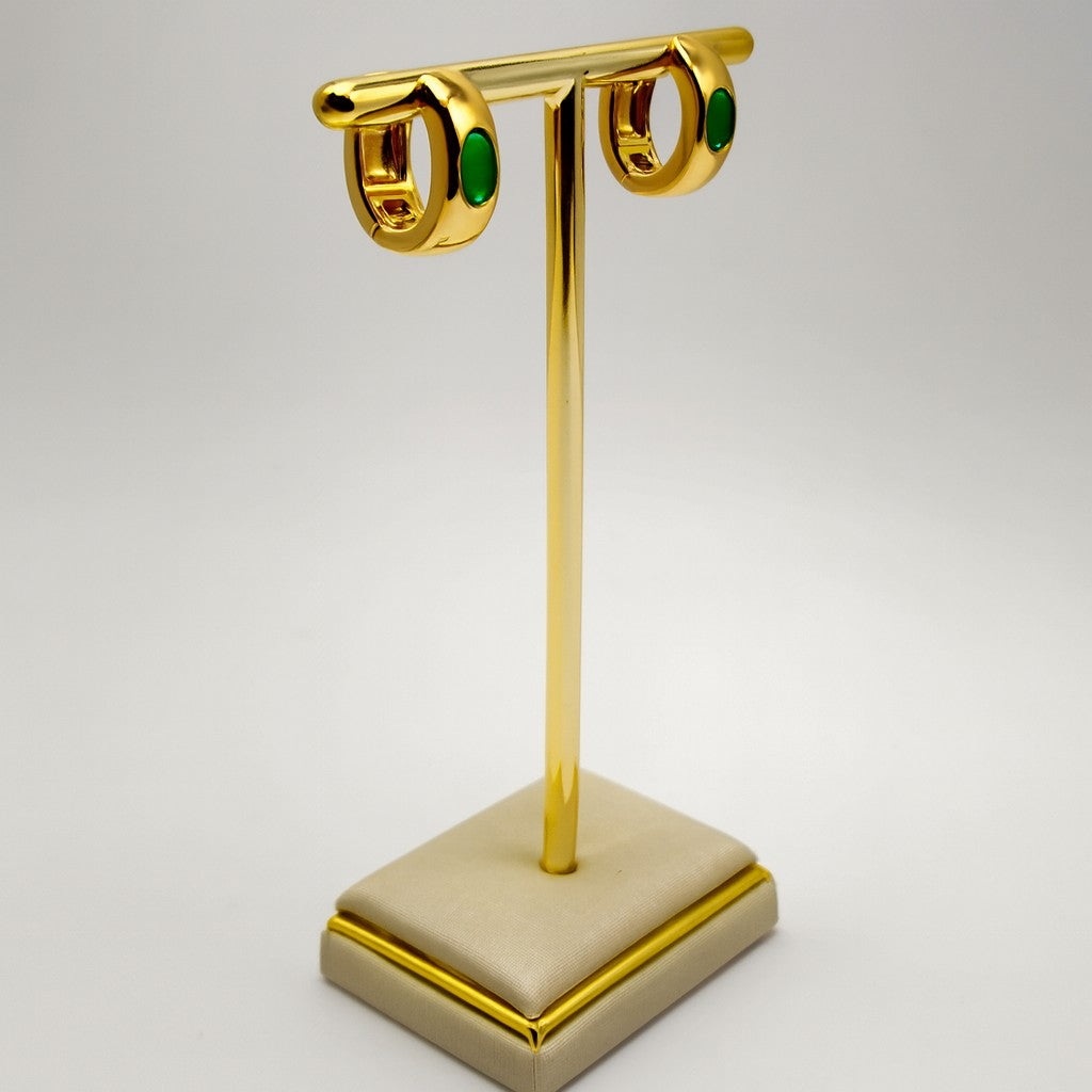 Argola Folheada a Ouro  com Pedra Verde Oval – Elegância Clássica