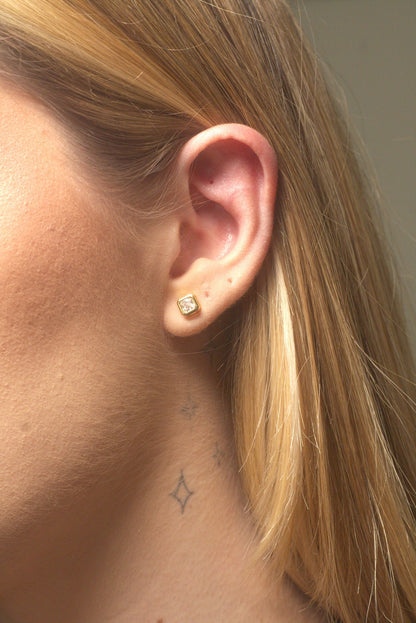 Brinco Folheado a Ouro 18K Quadrado com Zircônia
