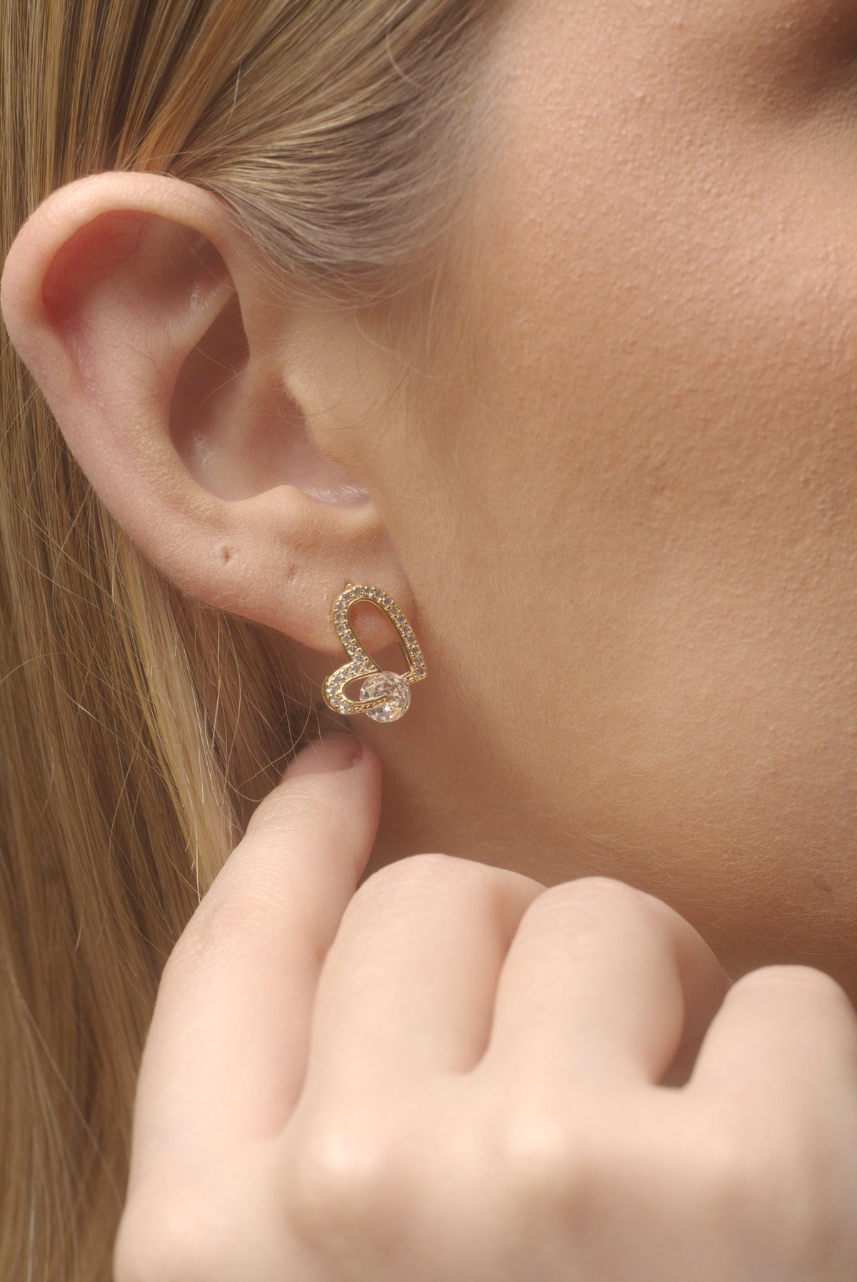 Brinco Folheado a Ouro 18K com Zircônias Coração de Amor