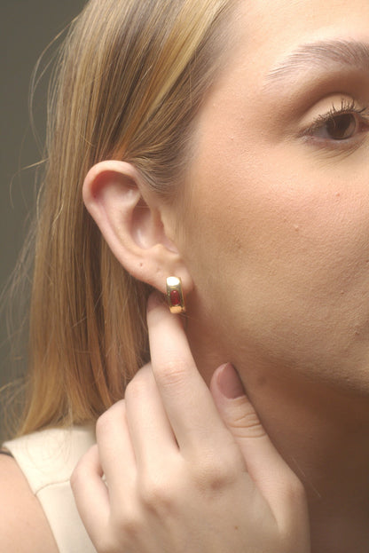 Argola Folheada a Ouro 18K com Pedra Vermelha Oval