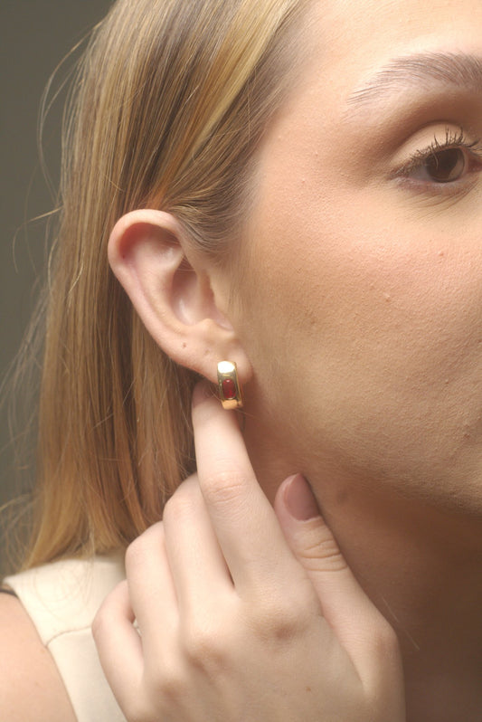 Argola Folheada a Ouro 18K com Pedra Vermelha Oval