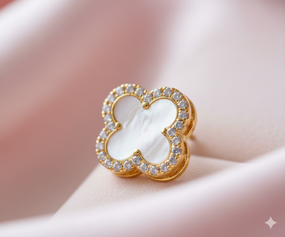 Brinco Trevo  perolado Mariana