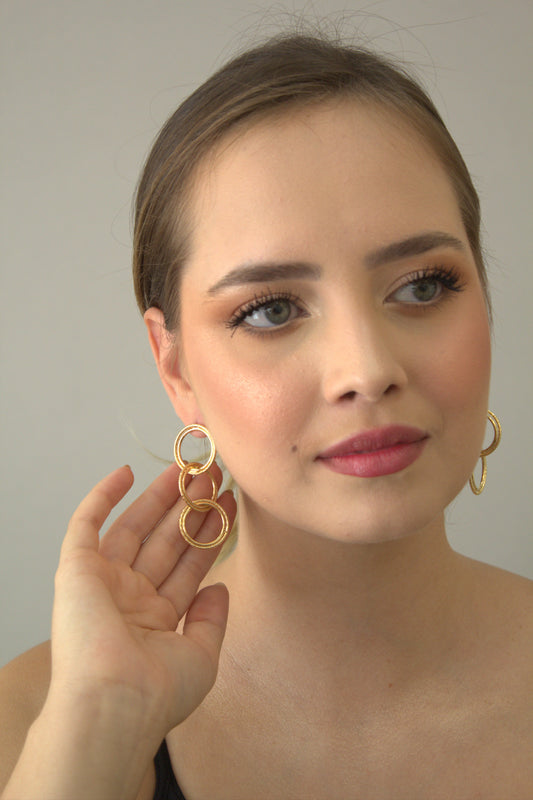 Brinco Folheado a Ouro com 3 Pares de Argolas Entrelaçadas