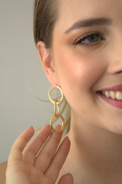 Brinco Folheado a Ouro com 3 Pares de Argolas Entrelaçadas