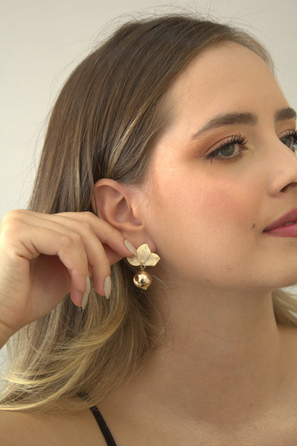 Brinco Folheado a Ouro 18k com Folhas e Bola Decorativa