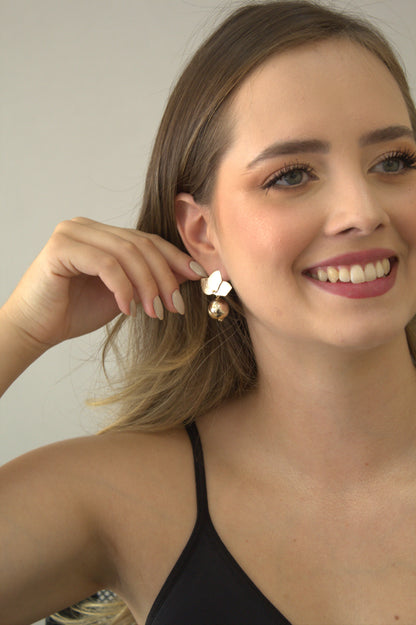 Brinco Folheado a Ouro 18k com Folhas e Bola Decorativa