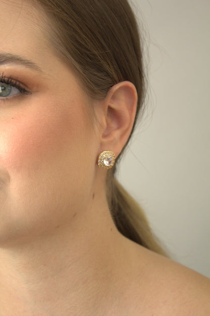 Brinco Folheado a Ouro 18k com Zircônia Central e Cravação de Zircônias