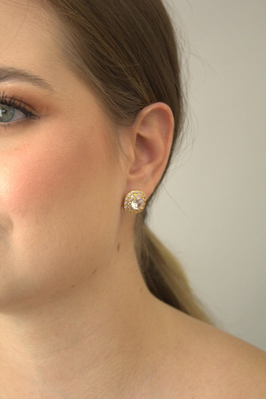 Brinco Folheado a Ouro 18k com Zircônia Central e Cravação de Zircônias