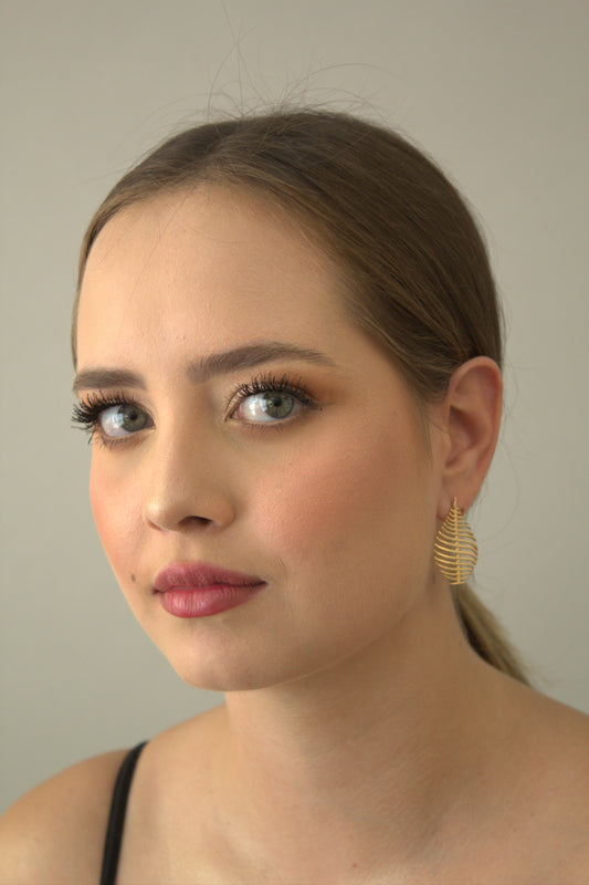 Brinco Folheado a Ouro 18k em Formato Folha Vazada