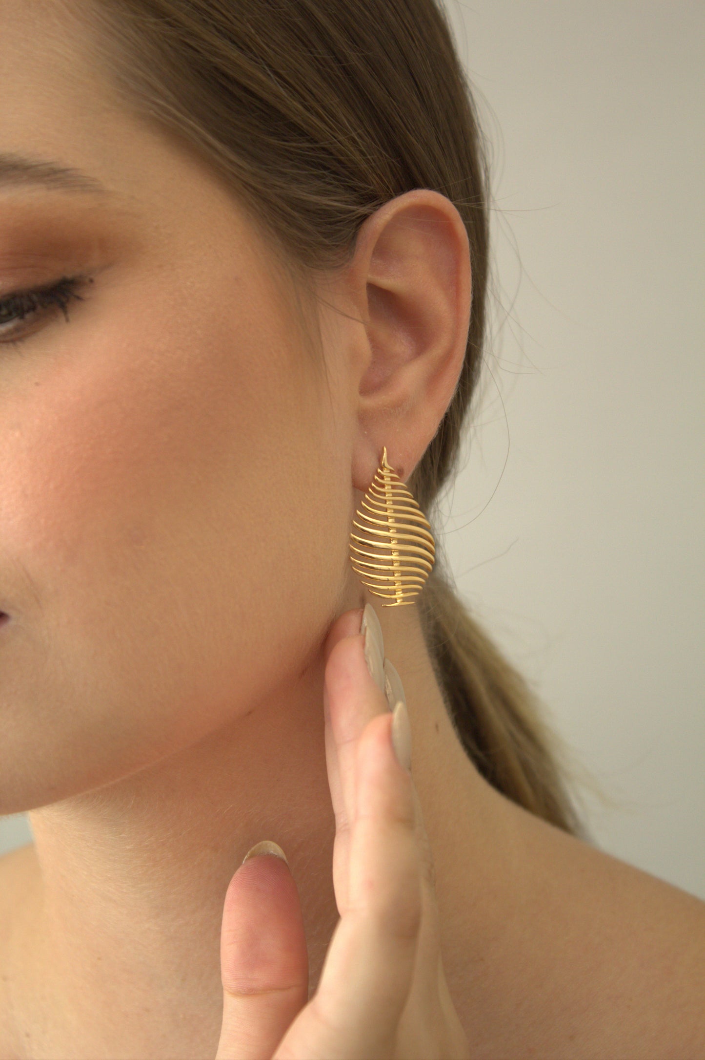 Brinco Folheado a Ouro 18k em Formato Folha Vazada