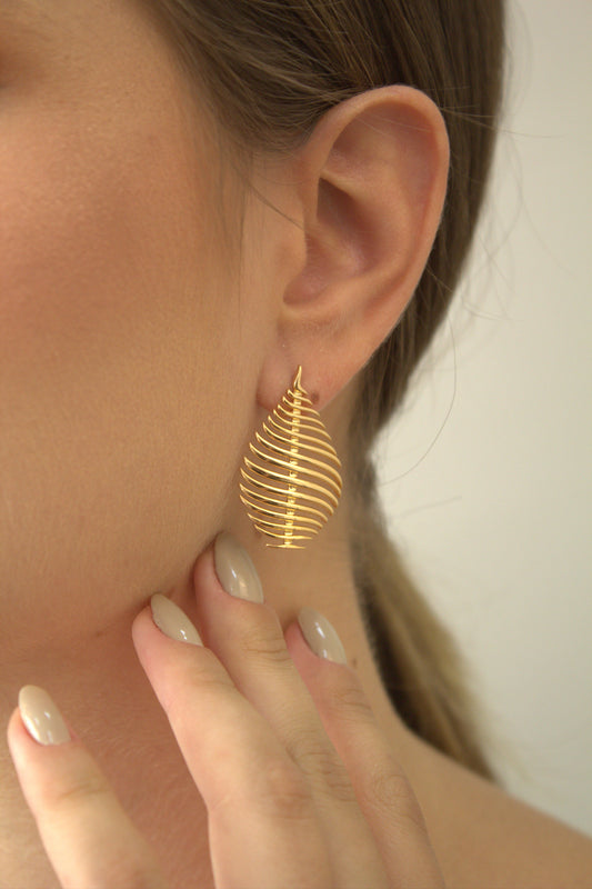 Brinco Folheado a Ouro 18k em Formato Folha Vazada