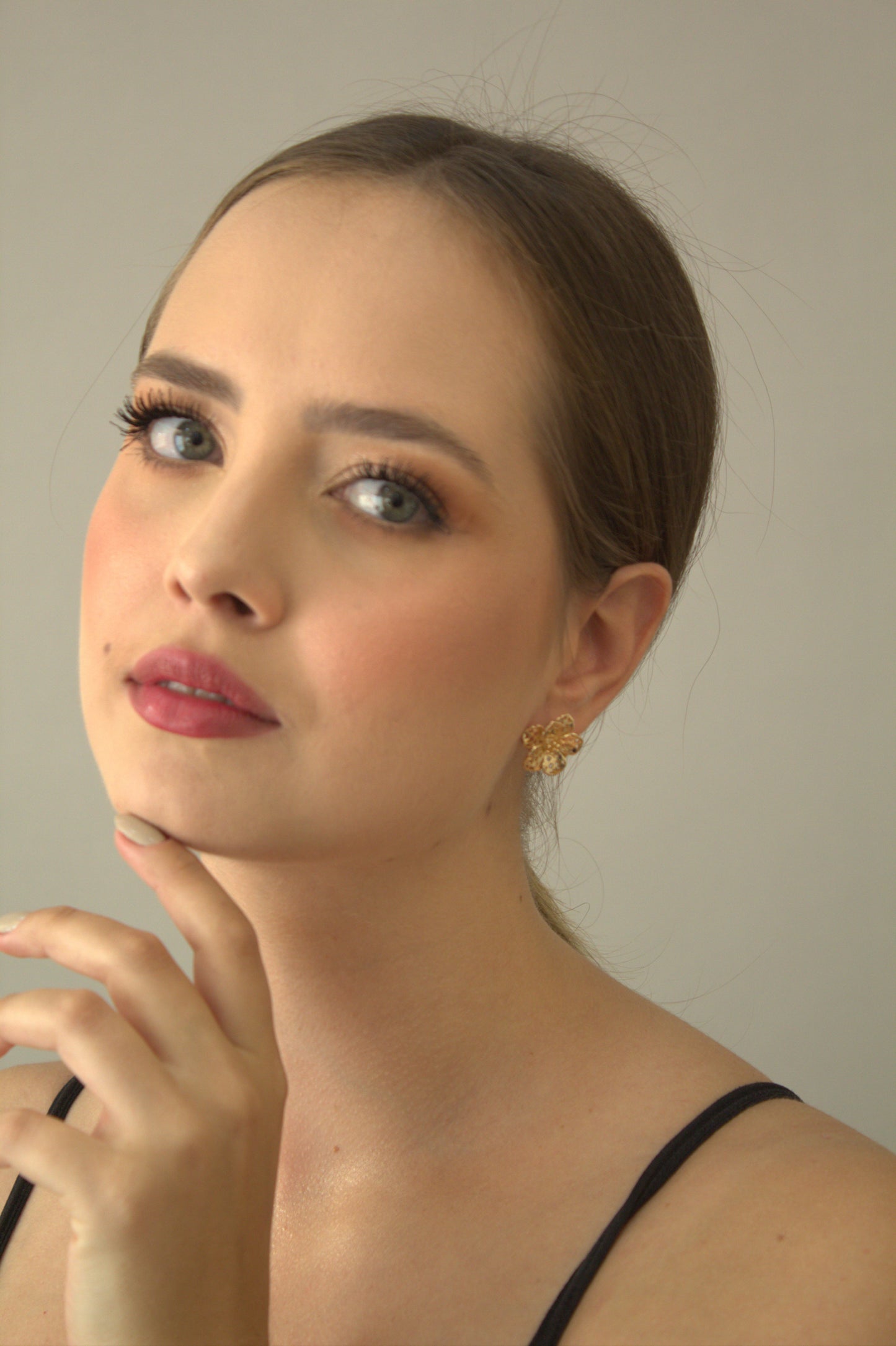 Brinco flor com folhado a ouro 18k