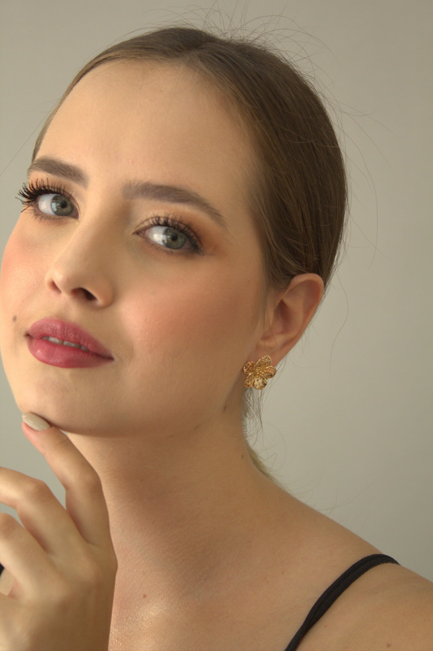 Brinco flor com folhado a ouro 18k