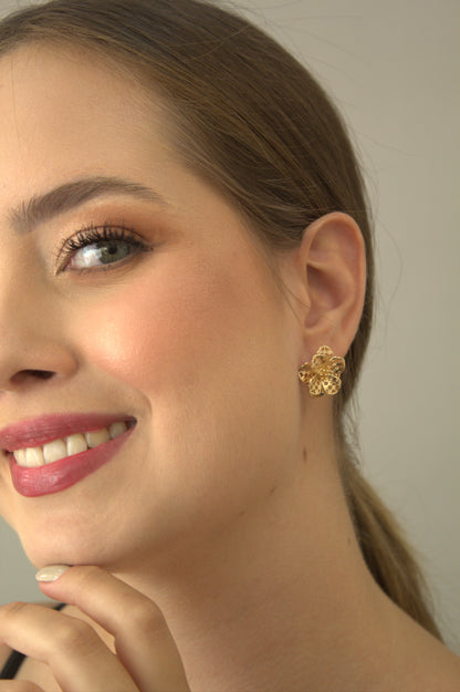 Brinco flor com folhado a ouro 18k