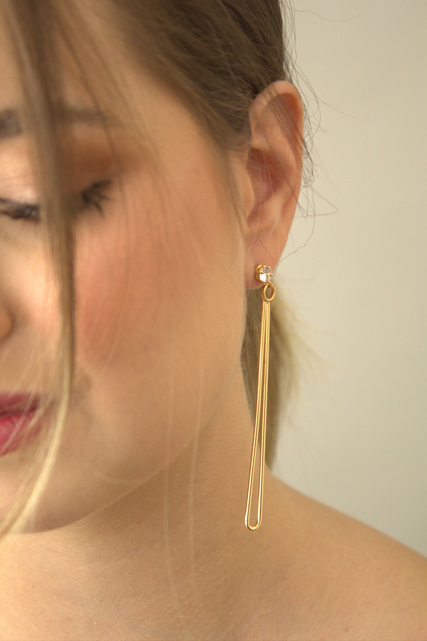 Brinco Longo Folheado a Ouro 18k com Zircônia