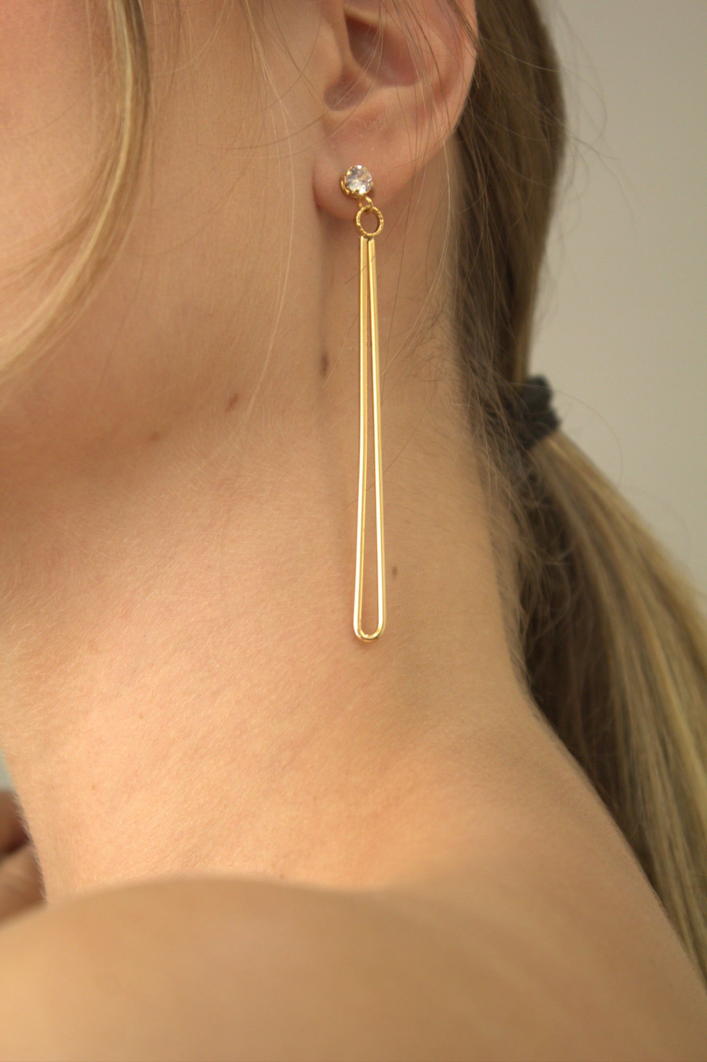 Brinco Longo Folheado a Ouro 18k com Zircônia