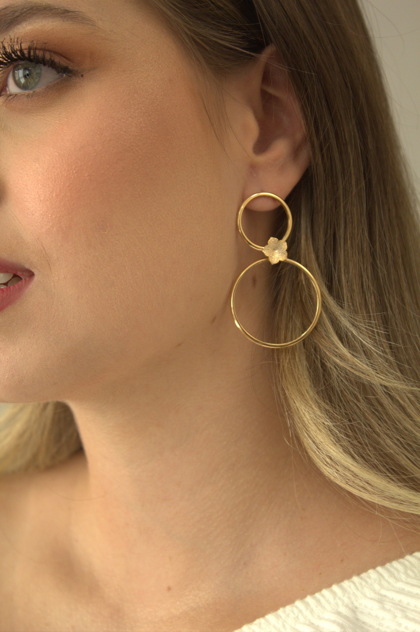 Brinco argolas duplas a ouro 18k com folha