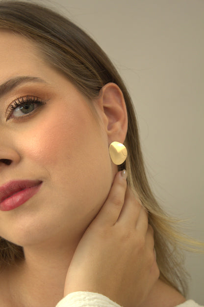 Brinco Redondo Liso Folheado a Ouro – Design Minimalista