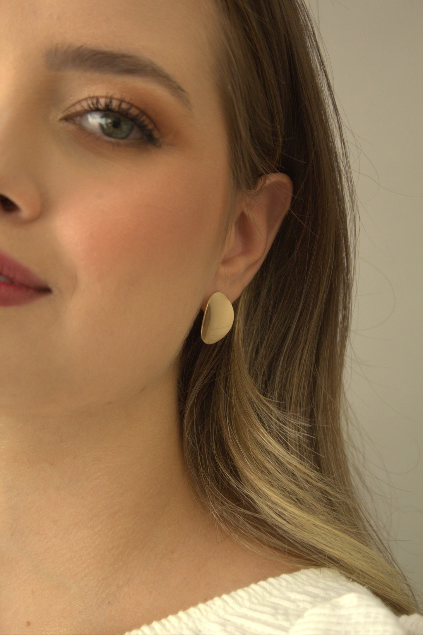 Brinco Redondo Liso Folheado a Ouro – Design Minimalista