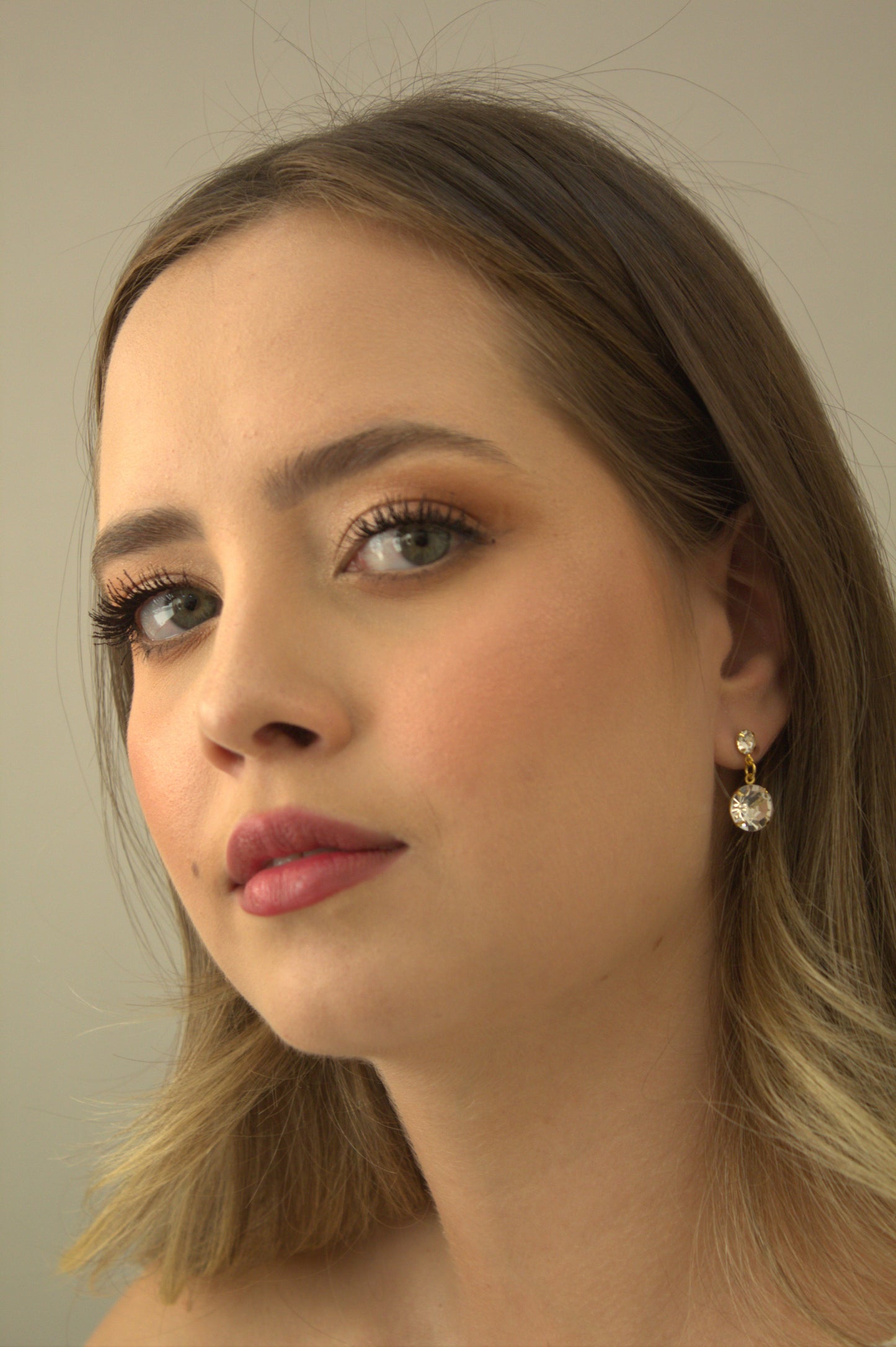 Brinco Pendurado com Pedra Cristal e Base Dourada