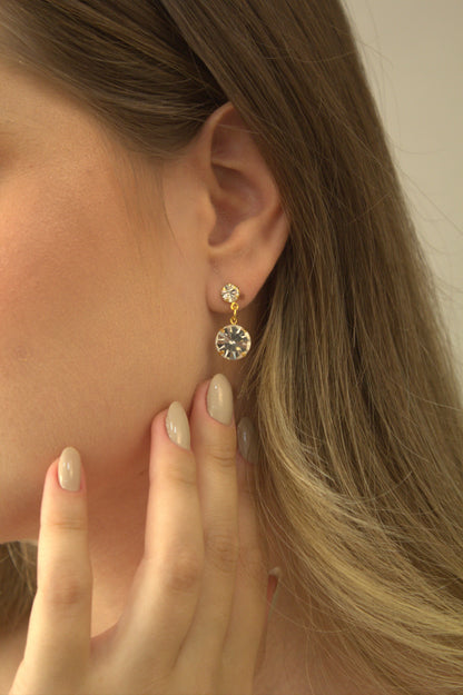 Brinco Pendurado com Pedra Cristal e Base Dourada