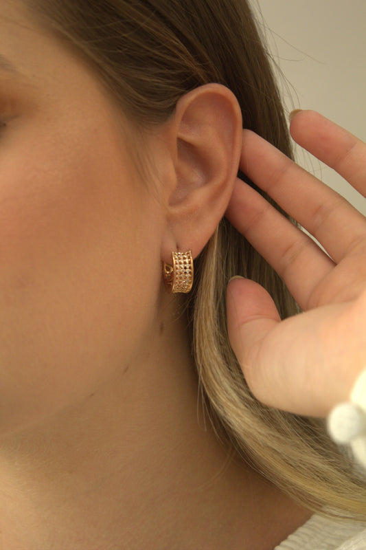 Argola folheada a ouro com zircônia e detalhe vazado e design sofisticado