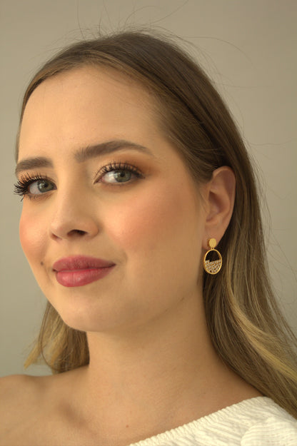 Brinco Folheado a Ouro com Círculo Vazado e Aplicações de Zircônias