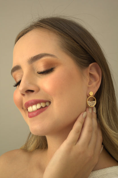 Brinco Folheado a Ouro com Círculo Vazado e Aplicações de Zircônias