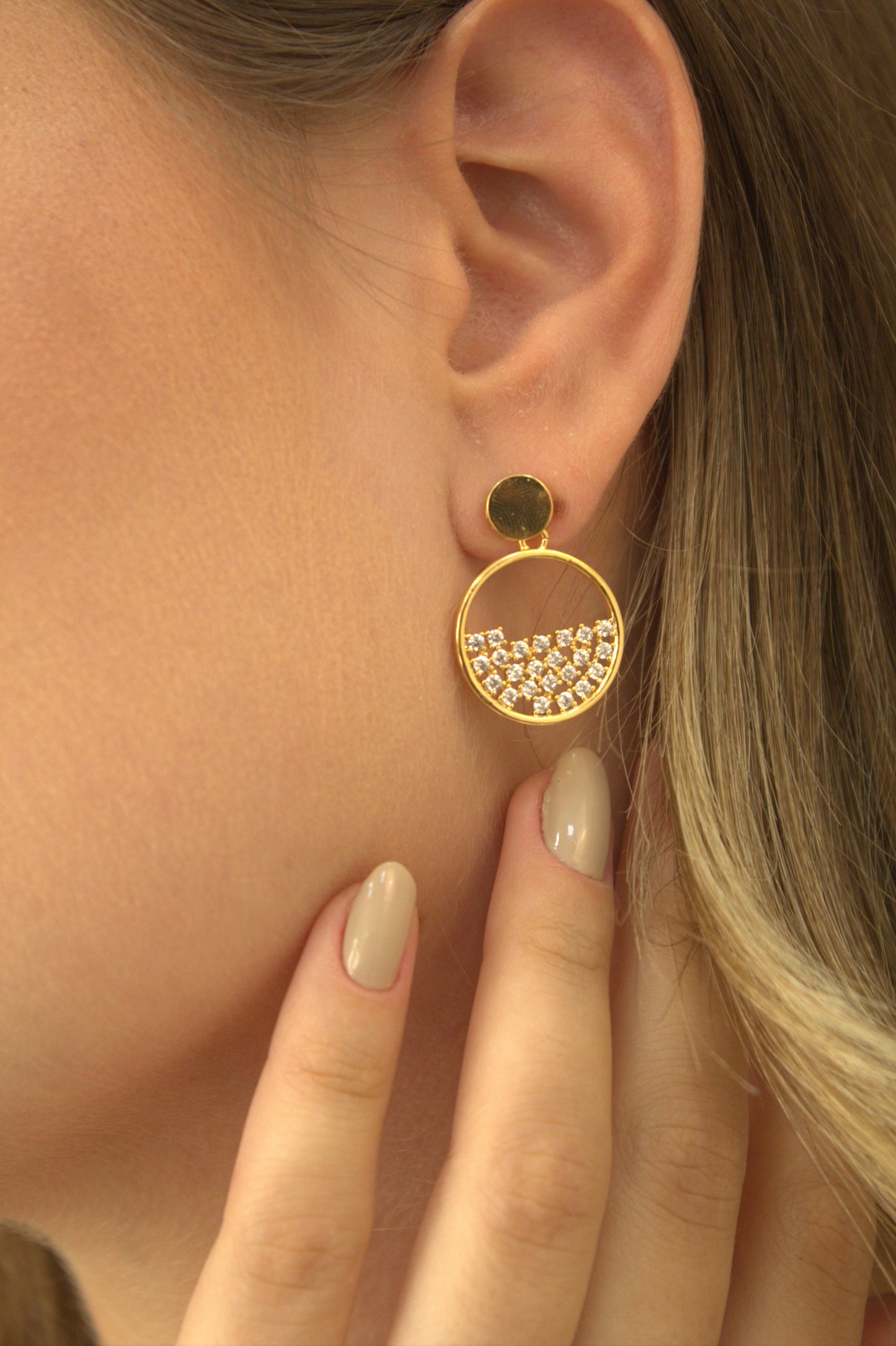 Brinco Folheado a Ouro com Círculo Vazado e Aplicações de Zircônias