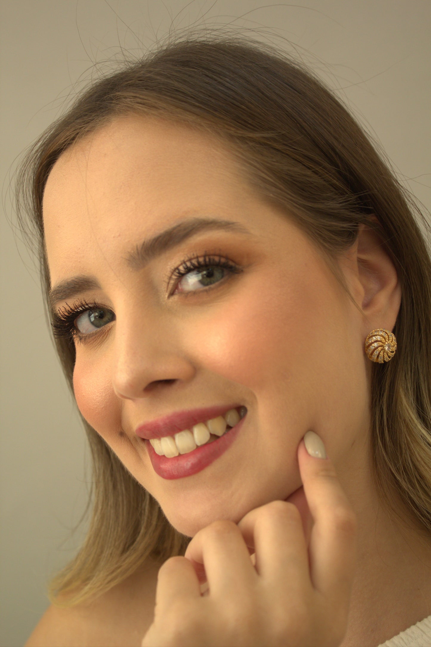 Brinco Botão Folheado a Ouro com Zircônias Nany