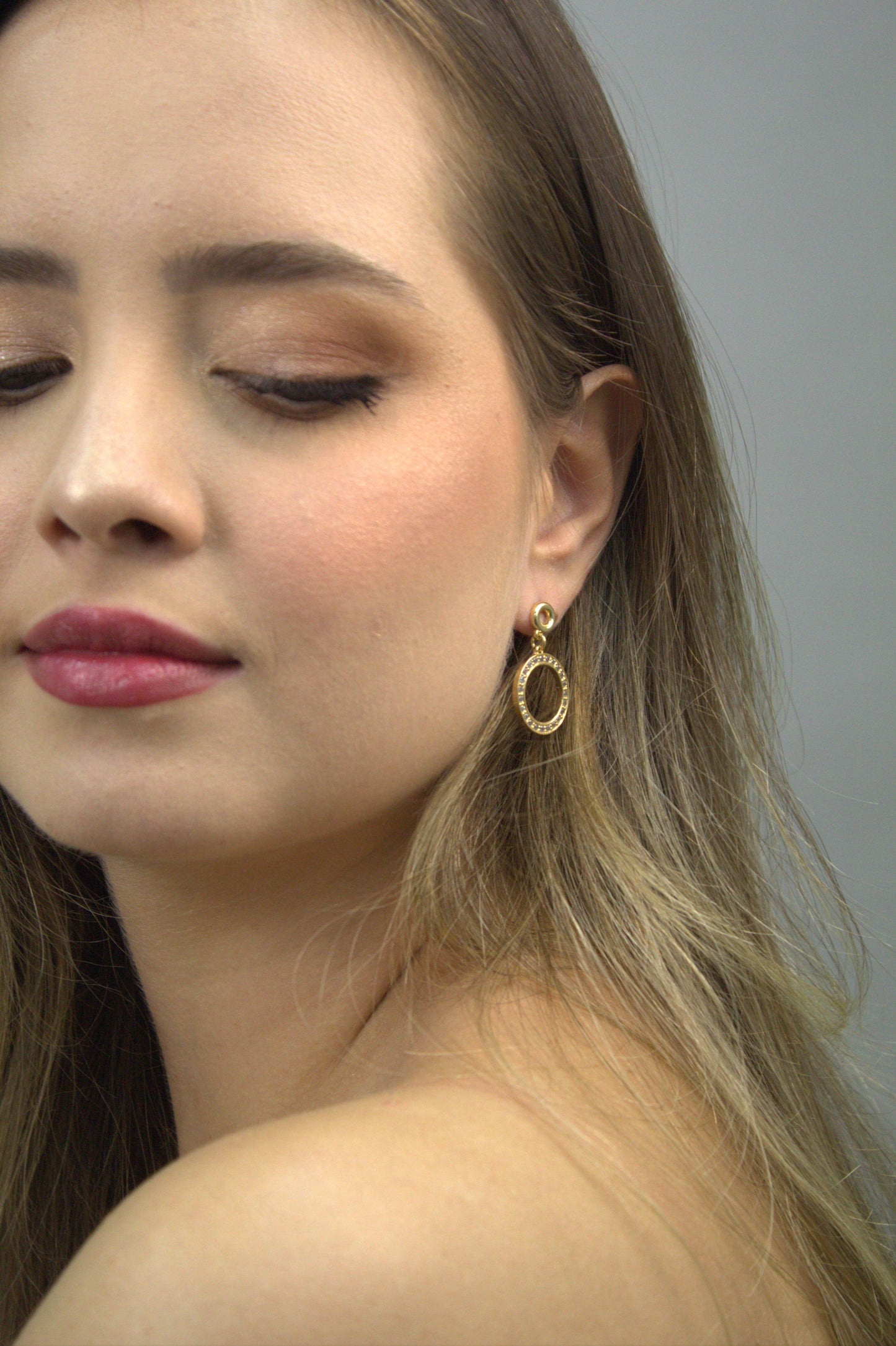 Brinco Folheado a Ouro 18k Pendurado com Argola Cravejada em Zircônias