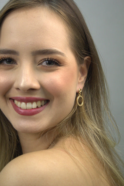 Brinco Folheado a Ouro 18k Pendurado com Argola Cravejada em Zircônias