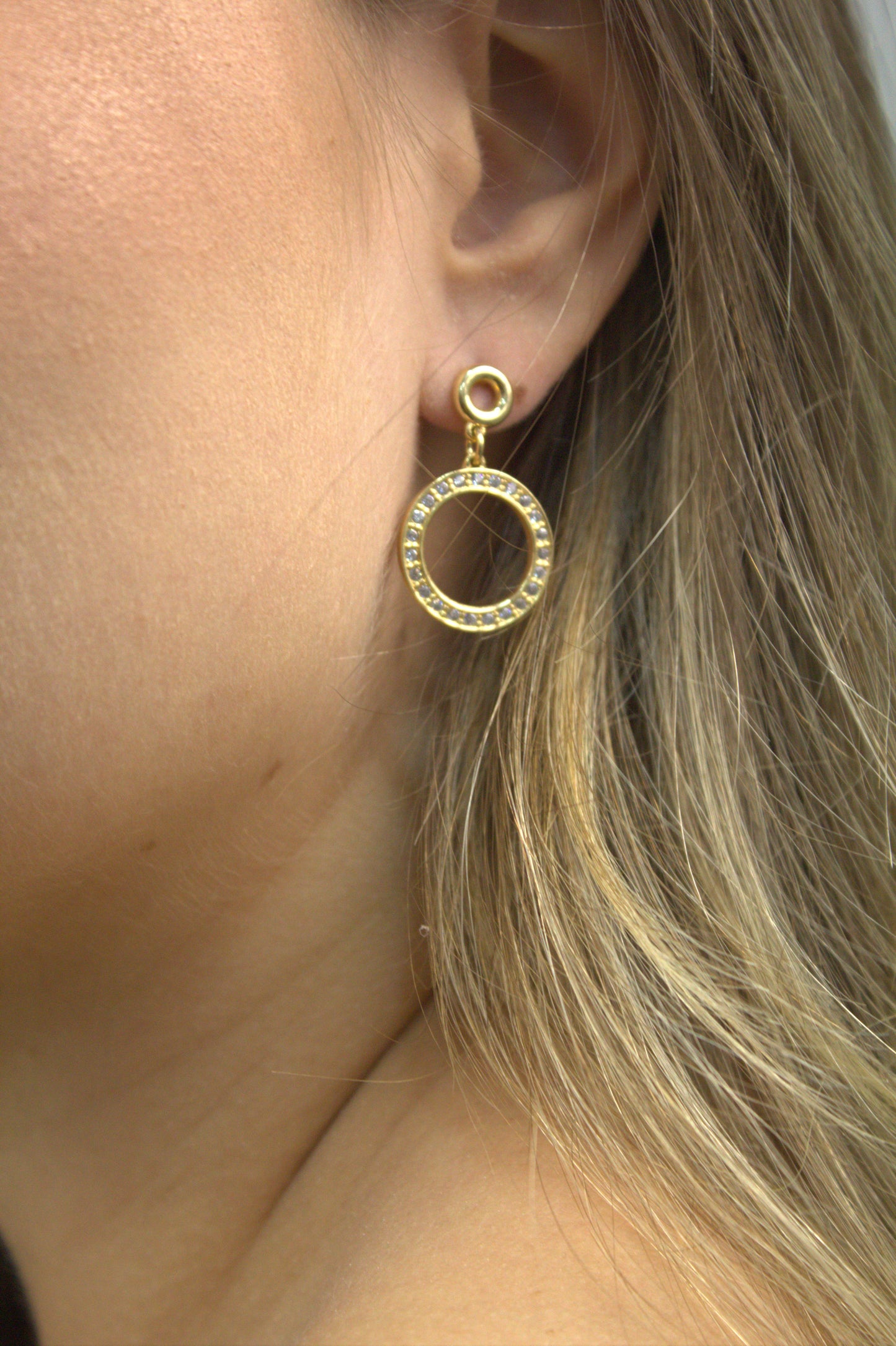 Brinco Folheado a Ouro 18k Pendurado com Argola Cravejada em Zircônias